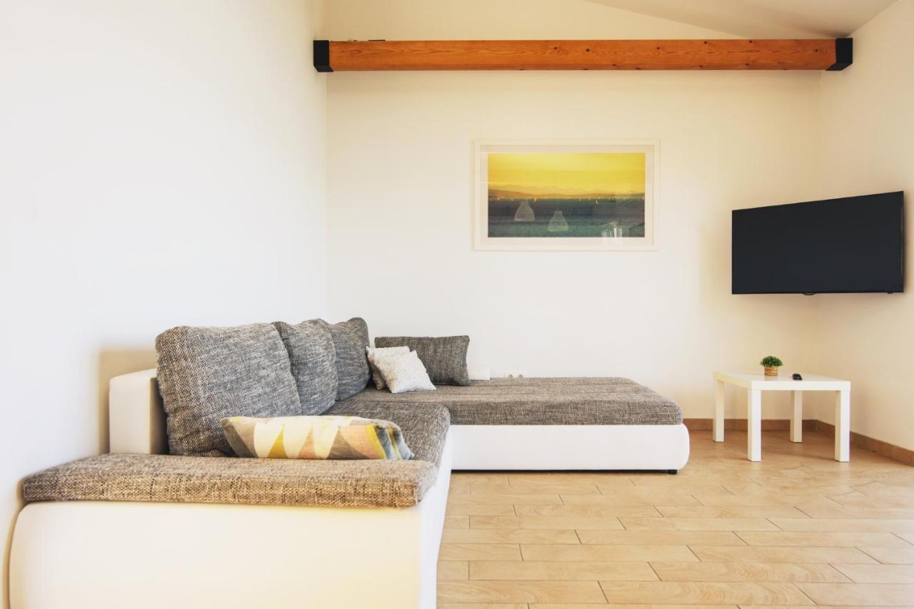 Villa Bua - Beautiful Seafront Apartments トロギール エクステリア 写真