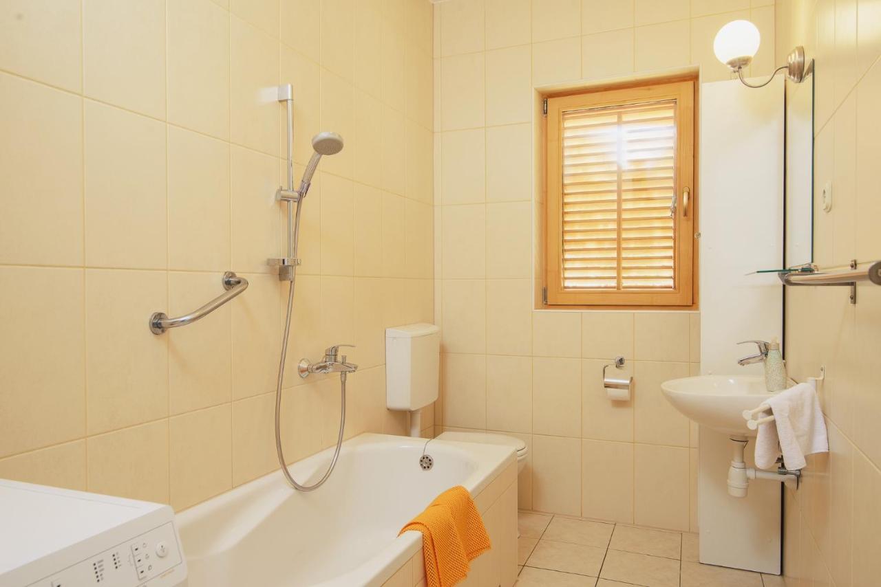 Villa Bua - Beautiful Seafront Apartments トロギール エクステリア 写真