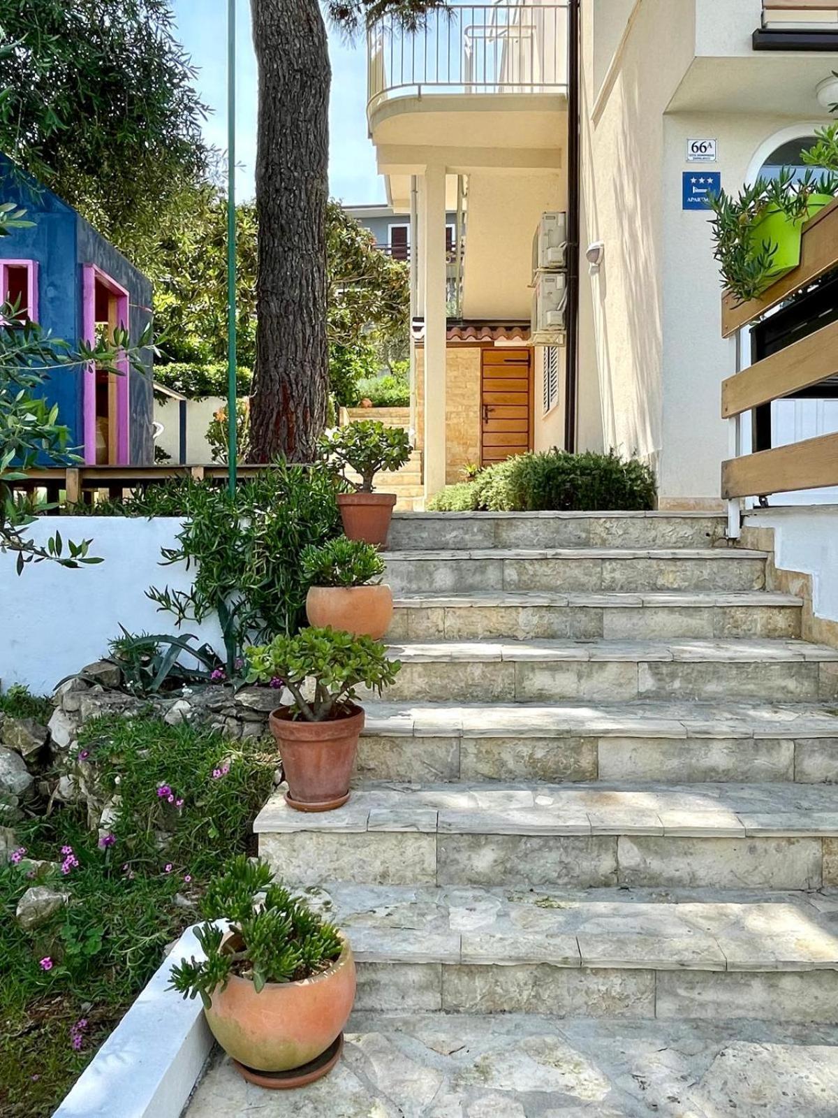 Villa Bua - Beautiful Seafront Apartments トロギール エクステリア 写真